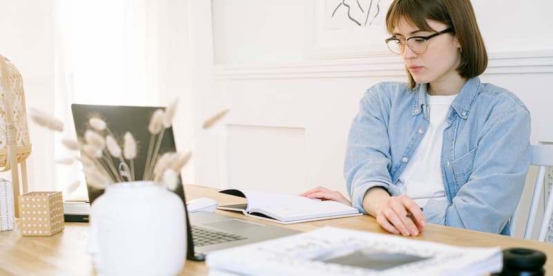 Femme regardant des papiers - diagnostic plomb